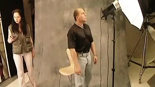 Fotoshooting - model wird von kamerafrau gefickt