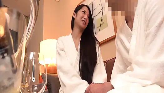 Die mutige schönheit satomi übernimmt von Anfang an die kontrolle und reitet in eine tief mit creampie gefüllte nacht
