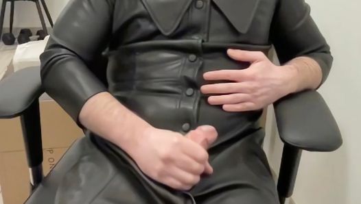 Transe im Leder-BDSM-Schulmädchen-Kleid wichsen und kommen