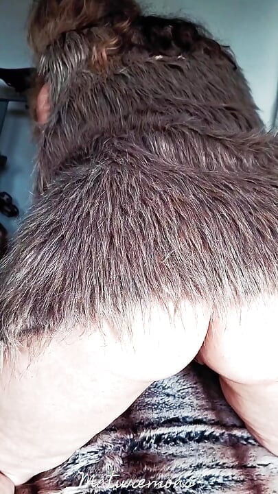 Horny mature gaper on all fours , flaunting fabulously phat fanny flaps .