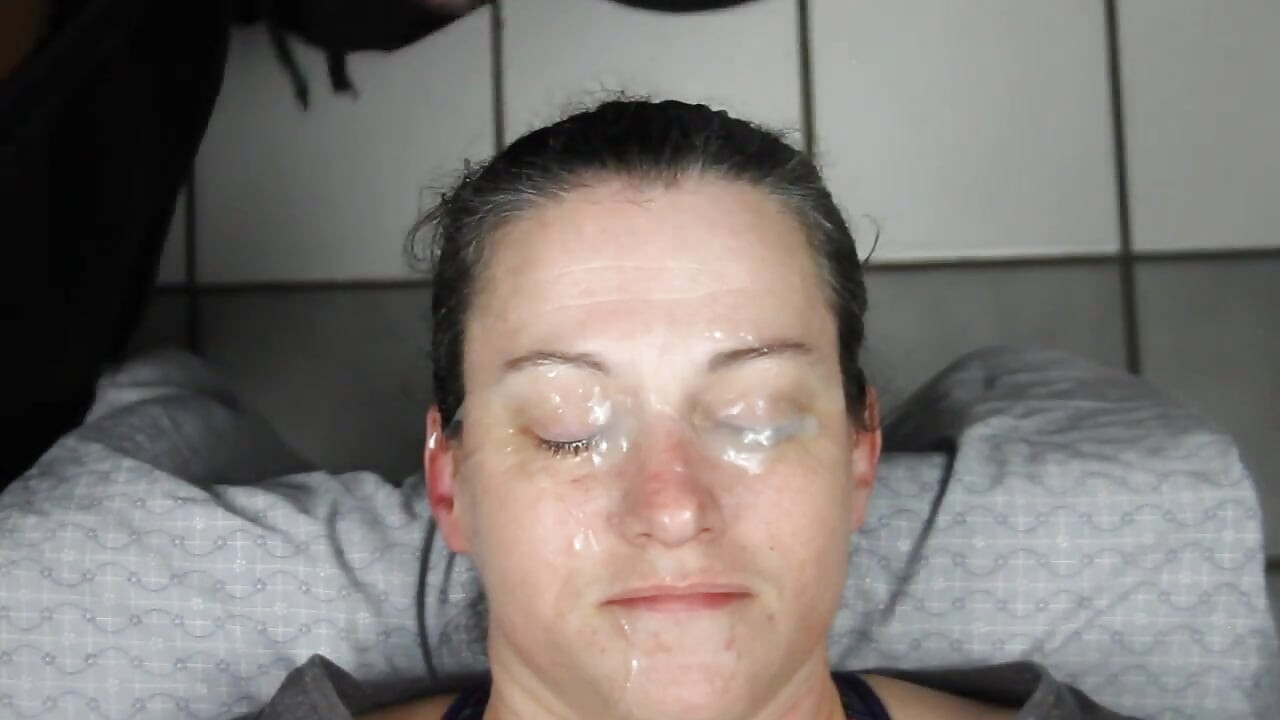 Dirty Dee in einer anderen situation mit ladungen im gesicht