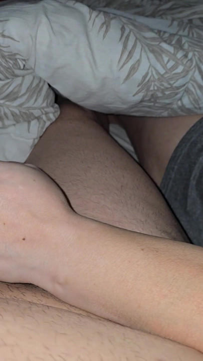 Une mamie branle son beau-fils avec une grosse bite dans une chambre d’hôtel devant si sa copine | Clip 1