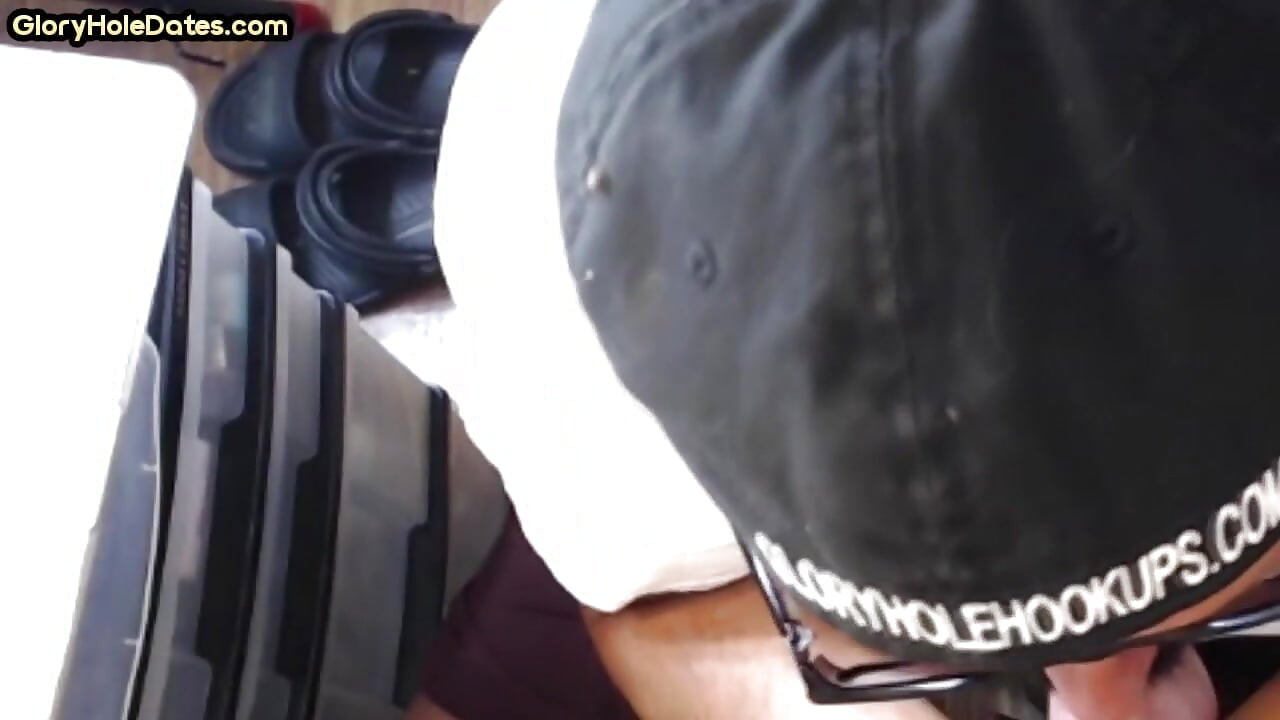 Homemade gloryhole gaydaddy sucks cock in amateur closeup