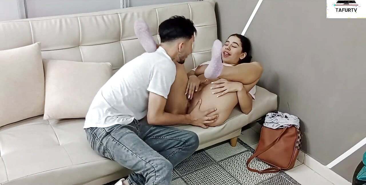 Am profita de a fi singuri acasă să se masturbeze, dar tatăl meu vitreg sosește și ajunge să-mi dea pula pentru excitat - Poveste completă