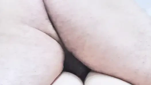 Istriku ada di pangkuanku