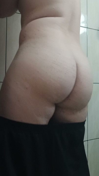 Shaking my ass at my uncle Paulo's house