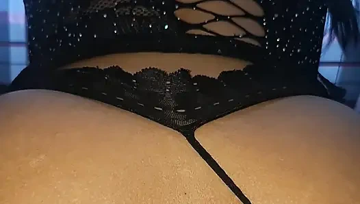 Yeni komşum evde bazı şeyleri taşımama yardım ediyor