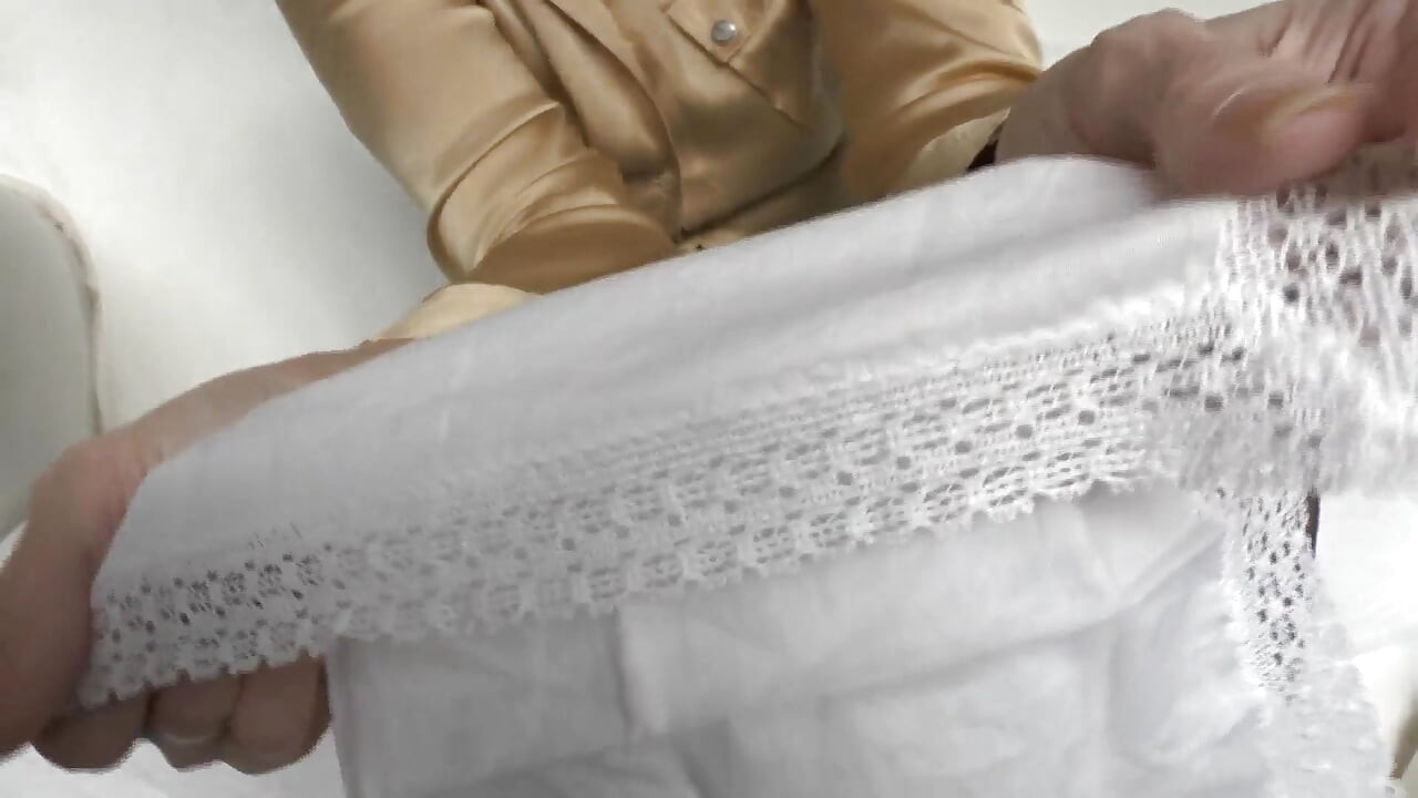 Latihan Cumshot: Squirt On My White Lace Handkerchief, Lady Victoria Valente