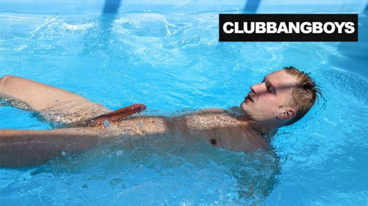 Tim se masturba con su amigo y luego juega en la piscina