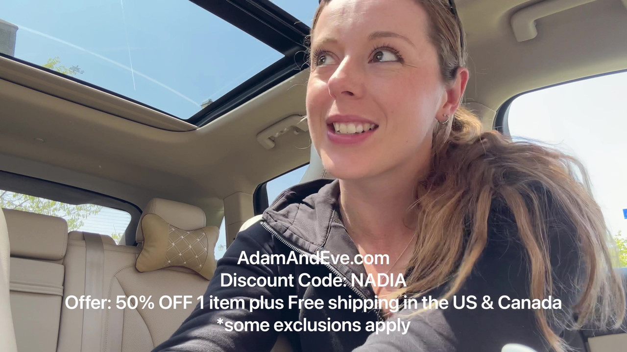 愛車の後部座席でピンクのディルドでオナニー