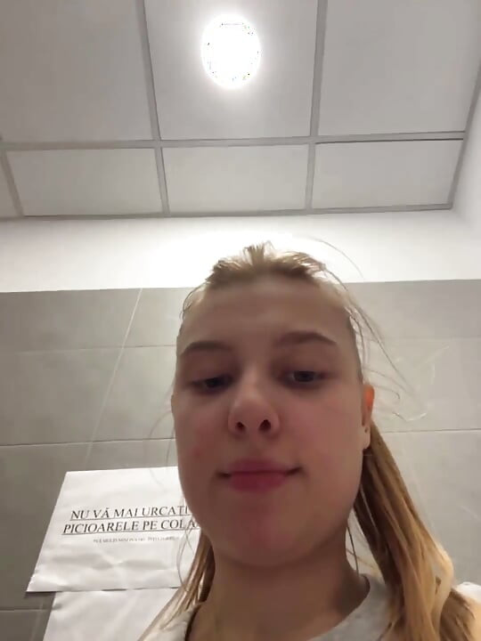 Fingering af mit røvhul tæt på i indkøbscenteret