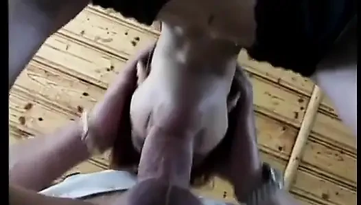 Pelacur terangsang berambut merah suka haus air mani di mulutnya di samping dinding rumah