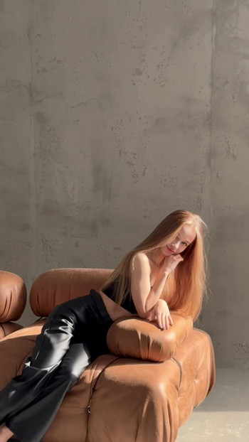 Blondie's got a secret Ready to see it? Tap fast!🔥
