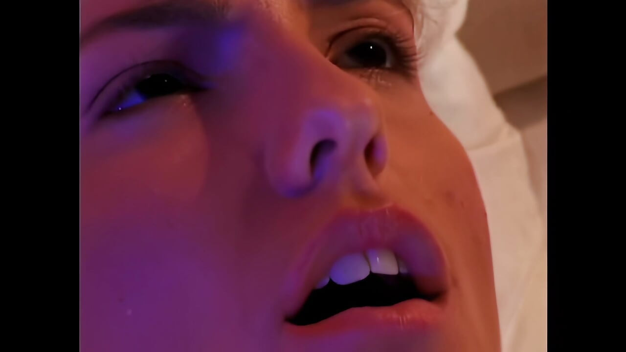 Jodi Roxxx: Primeiro eu toco minha buceta ... Então eu sou fodida com força por ele ...