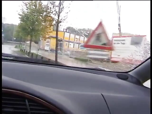 Abgeschlepptes ebenholz mit gefärbten haaren gibt einem fahrer einen schönen blowjob