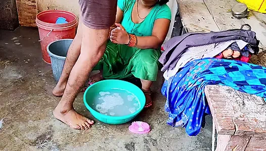 Desi bhabhi ne  bathroom me land chusha