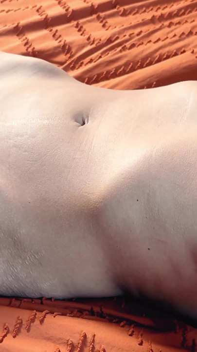 ピアスをした乳首のMILFが裸で横になりながら小柄な胸を弄ぶ | クリップ 1