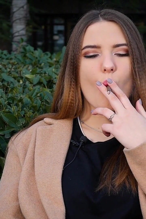 Fată rusoaică își petrece pauza de prânz fumând 1 țâțe