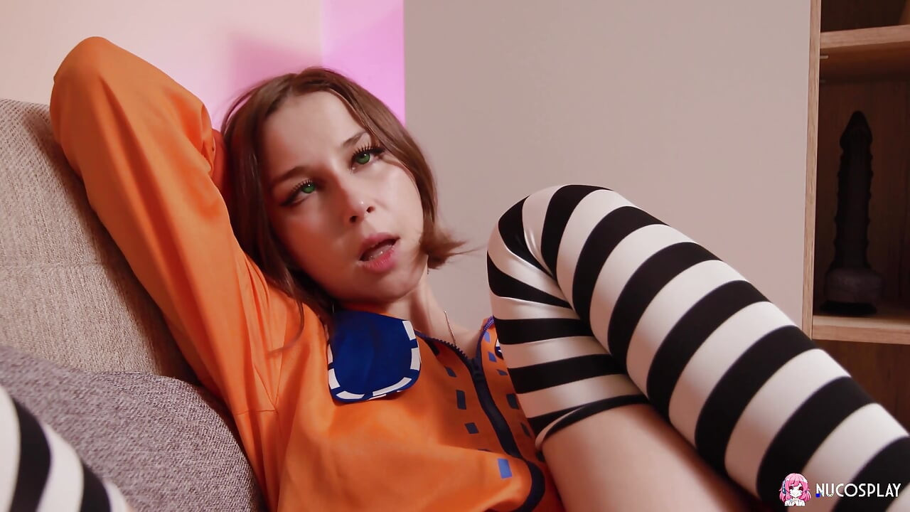 Gadis runa cosplay lagi asik muasin memeknya pakai dildo ukuran XL