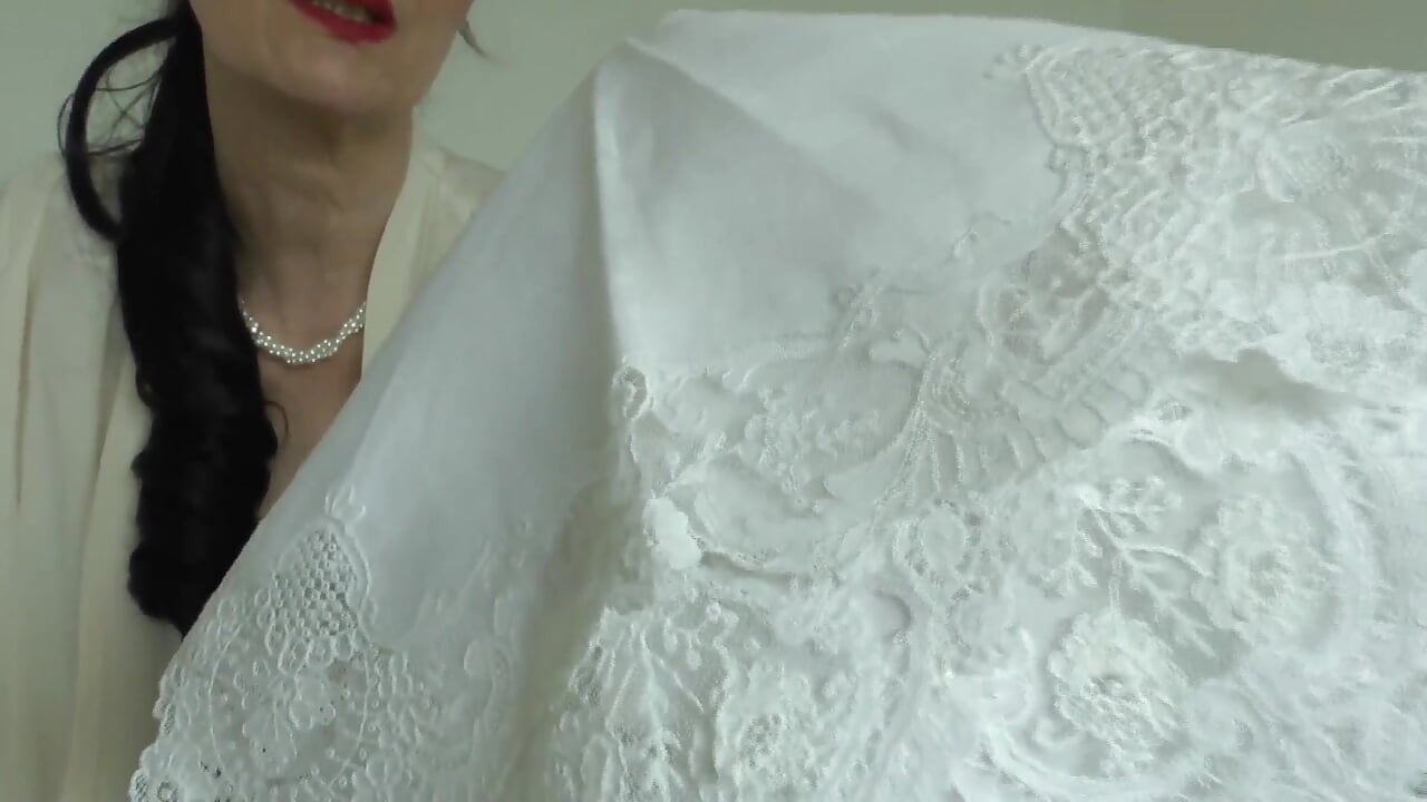 Huelemos pañuelos blancos y de encaje real - Lady Victoria Valente