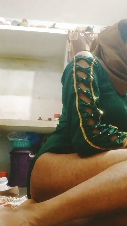 Green suit main sexy dikhti hui urvashi rani
