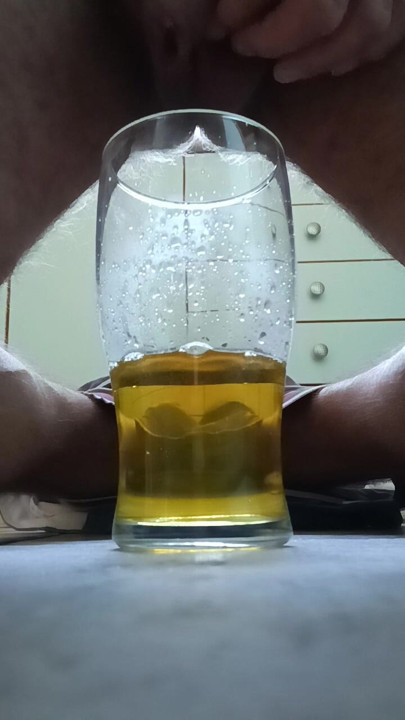 Mijando em um copo