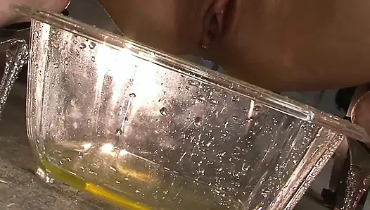 Gözleri bağlı esmer hatun bağlı parmaklanıyor ve sertçe dölleniyor