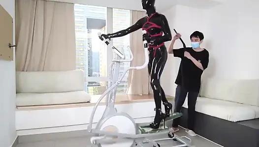 Mz27 - ein in Latex gefesseltes mädchen geht auf einem laufband