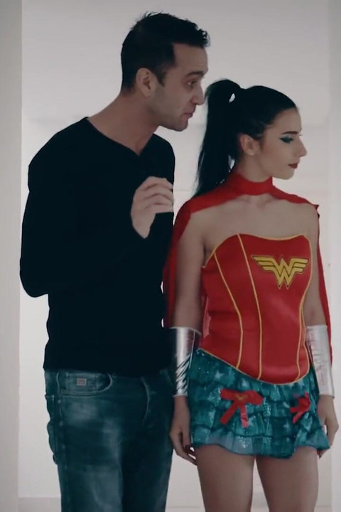 セクシーなワンダーウーマンに扮したネリー・ケント