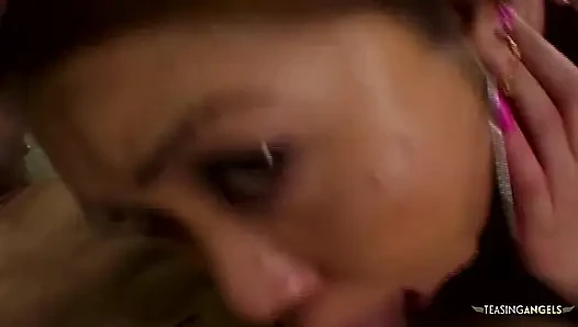 Olgun çekici Asyalı bir kadın, iyi donanımlı beyaz bir erkekle cinsel ilişkide bulunma konusunda çok hevesli