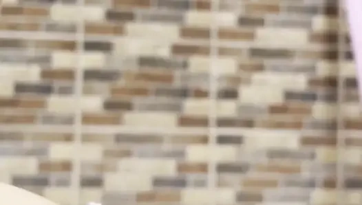 Wanita ini menunggu semua orang keluar rumah supaya dia bisa pergi ke teras rumah dan masturbasi memek merah mudanya sepuasnya.