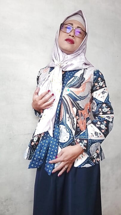 Hijab shemales com grandes paus dildo se masturbam até ela gozar