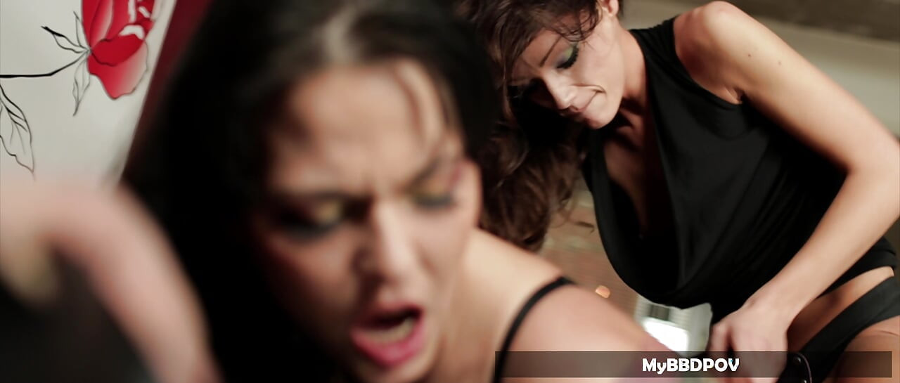 متعة سحاقية شرجية لسيموني دايموند وصوفي لينكس