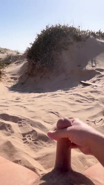 am strand bis zum abspritzen in der Öffentlichkeit | Clip 1