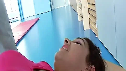 Fransız genç kızın götü spor salonunda antrenörü tarafından sikiliyor