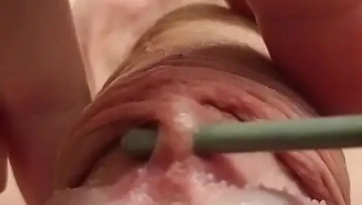 Pirsingli frenun'umla oynuyorum. Piercing deliğimi genişletiyorum.a