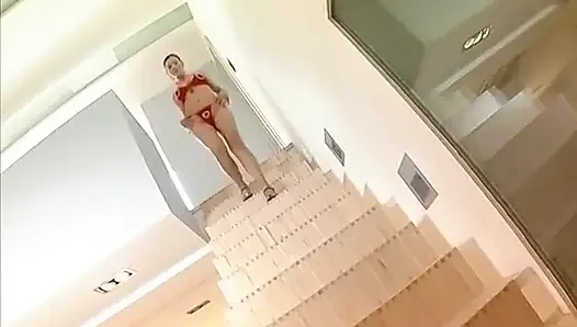 Brunette dalam lingerie merah seksi dalam tenggorokan dan mengambil kontol besar pacar