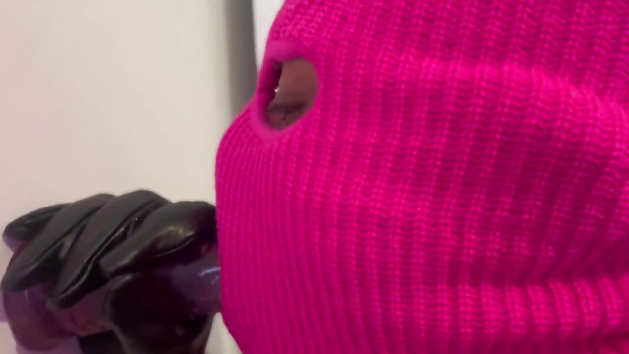 สาวข้ามเพศสนุกกับการเย็ดตูดในหน้ากากสีชมพู