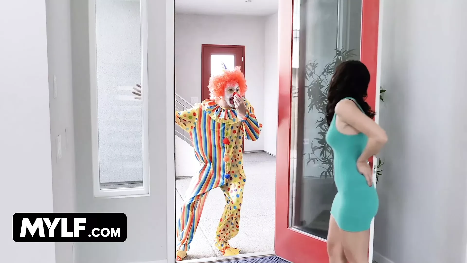Mylf - hermosa milf enojada por el payaso que contrató por llegar tarde y monta su polla