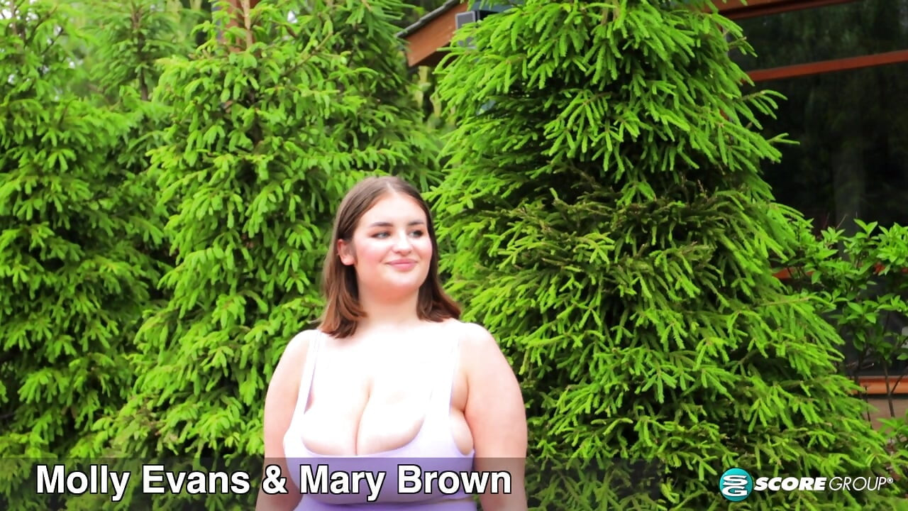 O zi la piscină cu naturale stivuite Mary Brown și Molly