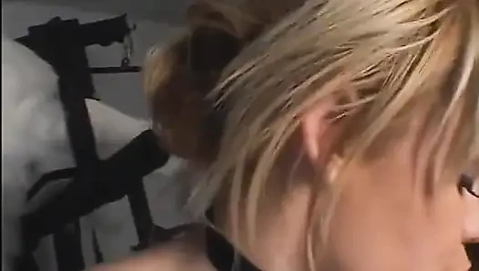 Gia paloma si cewek dominan rambut pirang dientot habis-habisan sama 3 pria sekaligus