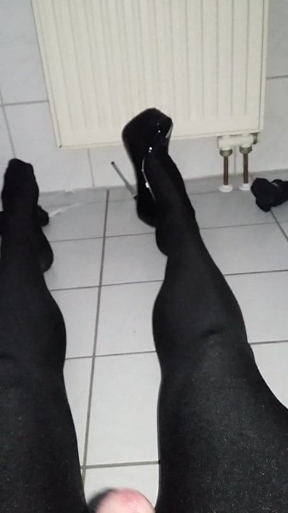 Huge Load in High Heel