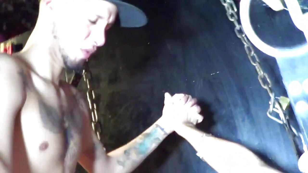 Jess เย็ดแบบไม่ใส่ถุงด้วยฉี่โดย Malik และ Mauriccio