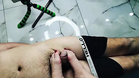 Kamu suka footjob nggak? Memang, tapi aku suka merusak orgasme budak lebih banyak lagi. Footjob pov, fetish kaki, kontol menetes