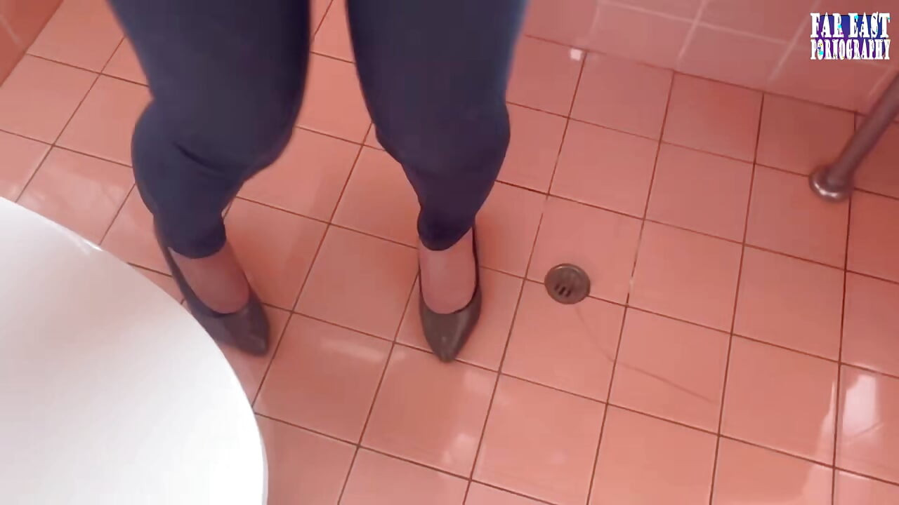 Cowok berani ini ngusap kondom sampai kering di luar ruangan ep-1