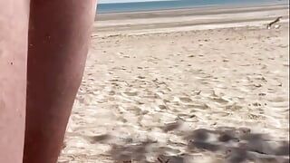 Diversão na praia de nudismo