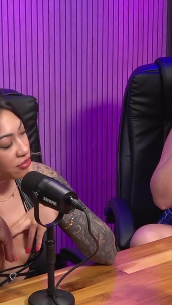 Zapanjujući trenutak iz filma "Seksi debela cura i nestašna Japanka koje se maze na kalifornijskom TV podcastu"