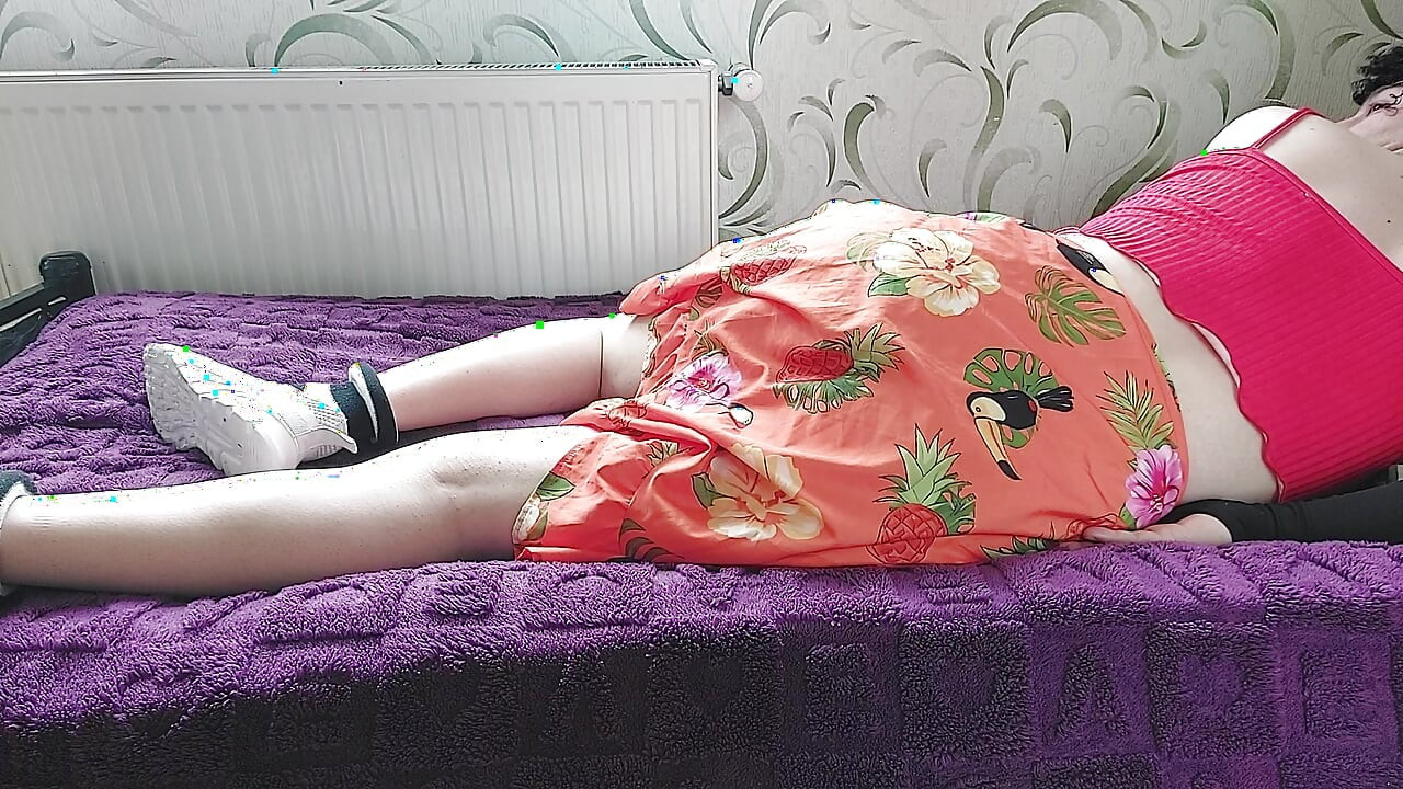 Comment femboys au lit dans une tenue féminine blanche jolie jeune tapette