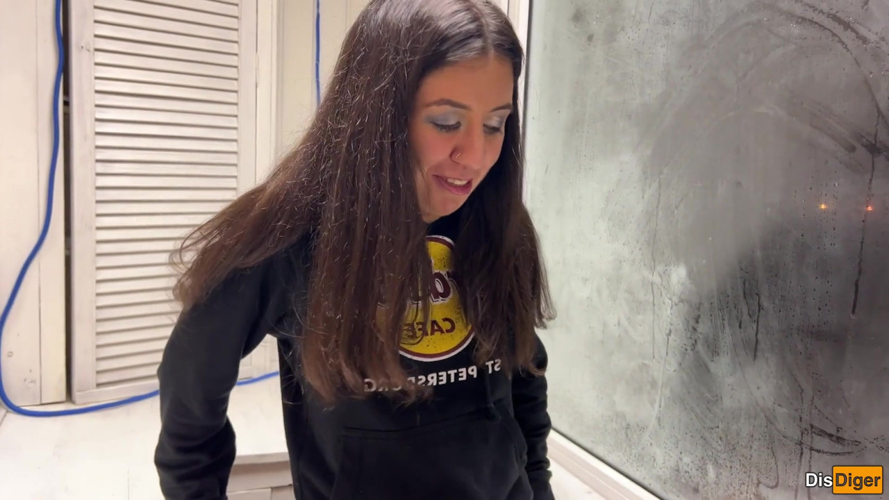 パーティーで可愛い女の子が、彼氏が見ていない間にベランダでセックスを提案した。