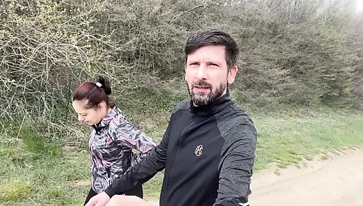 Анал милфы в лесу - рискованный кримпай на улице с возбужденной зрелой шлюшкой